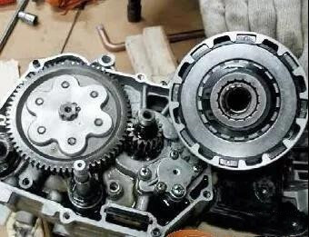摩托车离合器是怎么工作呢？