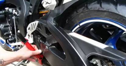 The motorcycle is old and spent, and these tricks make it look new!