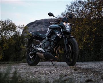 Can motorcycles shift continuously by pinching clutch? Why?