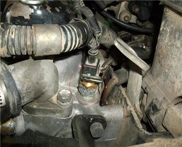 Why is the engine idling up and down？