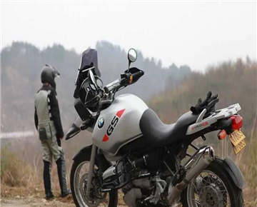 Motorcycle burns itself on fire