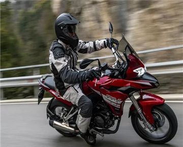 How to turn the motorcycle daily riding？