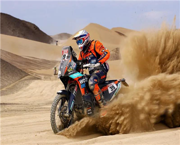 Sorching summer, crazy play motorcycle rider how ability person car not hurt!