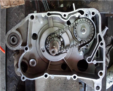 The hot motorcycle engine baked its legs and couldn't run, and the place wore out unexpectedly
