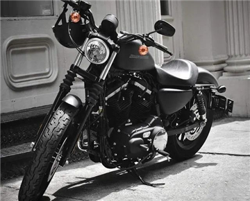 Hard style American cruise car, v-twin engine, belt drive, unique charm
