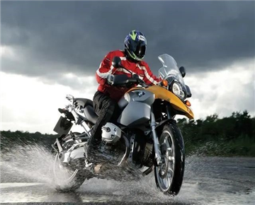 To cover up the defects of the motorcycle noun, ABS system intervention too early, the shortcomings say like advantages