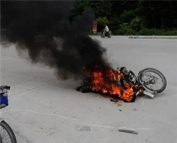 Motorcycle engine spontaneous combustion, the original is a problem here!