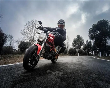 How to ride a motorcycle safely?