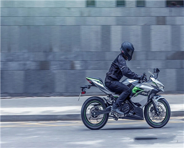 7万块，买川崎新款Ninja e-1，还是四缸ZX-4R？