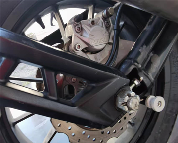 On the problem of motorcycle brake oil, you will know how to replace it after reading it. 刹车油分DOT3/DOT4/DOT5三种标准