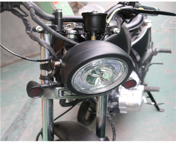 The motorcycle oil spillway drips oil outwards