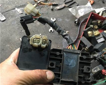 What symptom is the motorcycle igniter broken